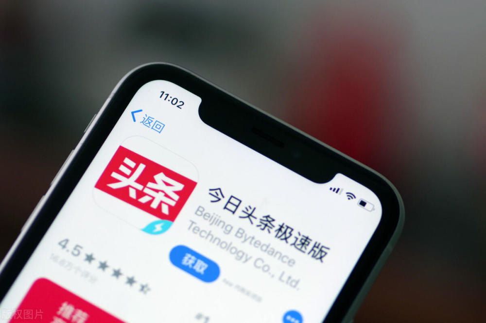 深夜直播间里的新闻播报员：从信息传递到情感共鸣的转型实验